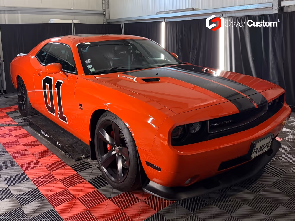 Dodge Challenger orange avec bandes de covering noires brillantes, atelier Cover Custom